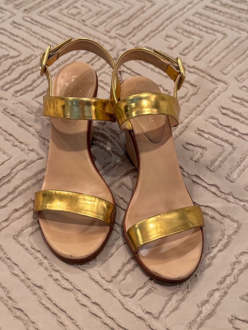 KATE SPADE Gold Metallic Leather Wedge Sandals, 8.5M - Picture 11 of 12